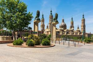 een gebouw met een standbeeld ervoor bij Prudencio 36 in Zaragoza