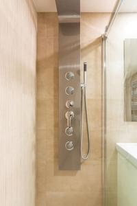 een douche in een badkamer met een glazen deur bij Prudencio 36 in Zaragoza