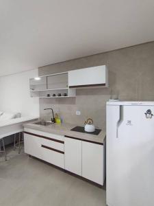 Dapur atau dapur kecil di Studio 22 vista para o mar