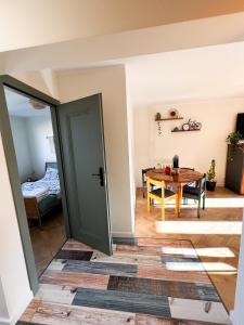 Posteľ alebo postele v izbe v ubytovaní Vintage House z widokiem na morze