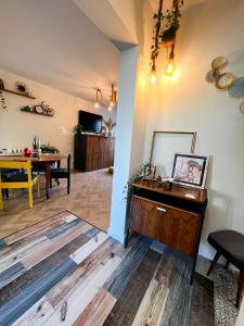 Televízia a/alebo spoločenská miestnosť v ubytovaní Vintage House z widokiem na morze