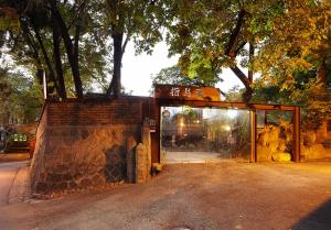 un accès à un bâtiment avec une porte en verre dans l'établissement Jiwoljang Guesthouse, à Séoul