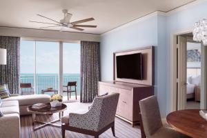 TV a/nebo společenská místnost v ubytování The Ritz-Carlton Key Biscayne, Miami