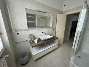 Ένα μπάνιο στο Lenuare Luxury Apartment +94 φωτογραφίες