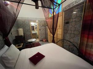 Postel nebo postele na pokoji v ubytování Riad Fes EL KAID