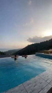 Sundlaugin á Villa Capri piscine jacuzzi vue mer eða í nágrenninu