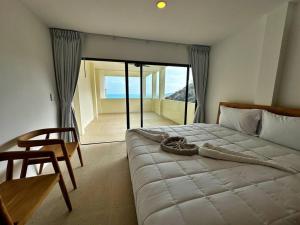 Rúm í herbergi á Villa Capri piscine jacuzzi vue mer