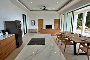 Eldhús eða eldhúskrókur á Villa Capri piscine jacuzzi vue mer