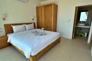Rúm í herbergi á Villa Capri piscine jacuzzi vue mer