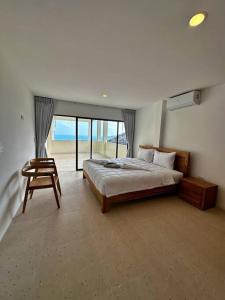 Rúm í herbergi á Villa Capri piscine jacuzzi vue mer