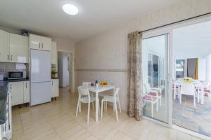 Kuchyňa alebo kuchynka v ubytovaní Villa Esmeralda by Villa Plus
