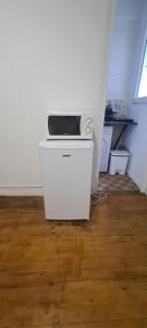 een printer die bovenop een kast in een kamer staat bij Studio Paris 11 Bien situé et fonctionnel in Parijs