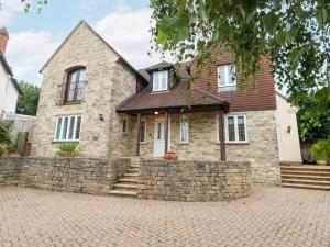Casa de piedra con pared de ladrillo en Sunningdale Rise, en Weymouth