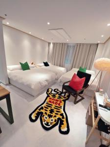 Säng eller sängar i ett rum på New Open Hongdae tiger House