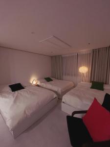 Säng eller sängar i ett rum på New Open Hongdae tiger House