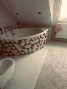 a bathroom with a tub and a sink at Biały dom in Świnoujście
