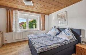 a bedroom with a bed and a window at Stunning Apartment In Vöhl - Basdorf in Basdorf