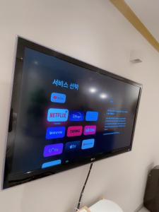 En tv och/eller ett underhållningssystem på New Open Hongdae tiger House