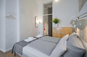 une chambre avec un grand lit dans une pièce dans l'établissement Courtyard Apartment (LIALI), à Berlin