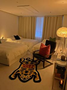Säng eller sängar i ett rum på New Open Hongdae tiger House