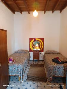 Acoran Family Guests House Firgas with Included Morning Yoga Practice客房内的一张或多张床位