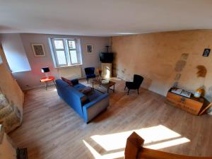 un soggiorno con un divano e un tavolo di Duplex dans le coeur historique de Guérande a Guérande