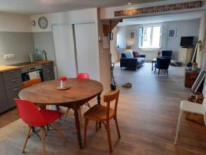 una cucina e un soggiorno con tavolo e sedie di Duplex dans le coeur historique de Guérande a Guérande