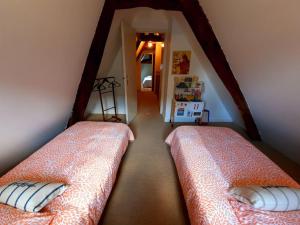 2 letti in una camera con mansarda di Duplex dans le coeur historique de Guérande a Guérande