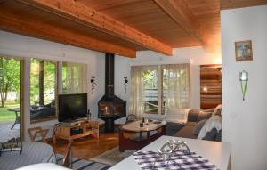 Μια τηλεόραση ή/και κέντρο ψυχαγωγίας στο Pet Friendly Home In Beddingestrand