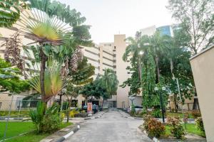 ラゴスにあるSigma Base Apartmentsのヤシの木が茂る建物前の空き道