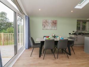 Una cocina y un comedor con mesa y sillas. en Bay, en Ilfracombe
