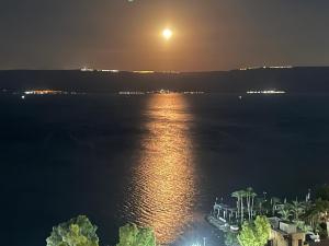 Afbeelding uit fotogalerij van נגיעה מהים in Tiberias