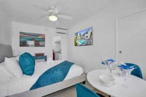Un dormitorio con una cama y una mesa con sillas. en Waves On Desoto Beautiful Studio # 8, en Hollywood