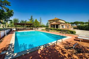 Πισίνα στο ή κοντά στο Timeless 19th-Century Villa with Private Pool Oasis