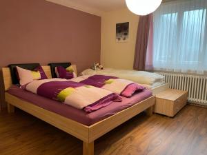 Postel nebo postele na pokoji v ubytování Cresta Loft in Saas-Grund