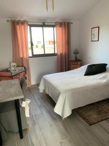 Ένα ή περισσότερα κρεβάτια σε δωμάτιο στο LA ROCHELLE-Fétilly pour les PROS--FEMMES du Festival de la Fiction TV