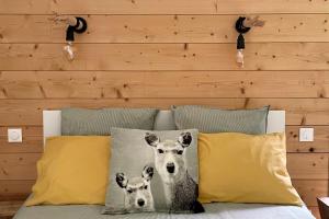 ein Schlafzimmer mit einem Bett mit zwei Tieren drauf in der Unterkunft Le Bungalow in Bonningues-lès-Calais