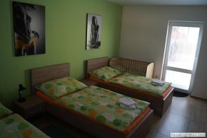 Postel nebo postele na pokoji v ubytování zelený apartmán