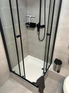 eine Dusche mit Glastür und ein WC im Bad in der Unterkunft Ferienwohnung Juli in Medebach + 16 Fotos