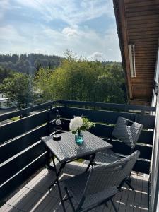 ein Tisch und zwei Stühle auf einem Balkon in der Unterkunft Ferienwohnung Juli in Medebach
