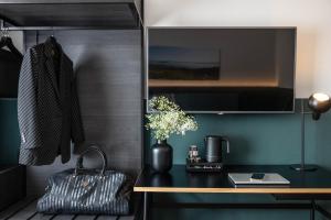 Все необхідне для приготування чаю та кави в City Hotel Biel Bienne Free Parking