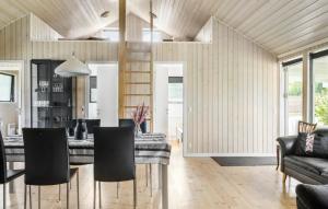 ジルレジェにあるAwesome Home In Gilleleje With Wifiのテーブルと椅子のあるリビングルーム