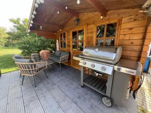 a barbecue grill on a deck of a cabin at Ferienwohnung Sattler in Mistelgau