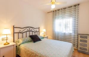 a bedroom with a bed and a window at Stunning Home In San Fulgencio in San Fulgencio