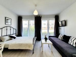 una camera da letto con un letto e un divano di 2026 Apartament Golden Treasure V a Władysławowo Altre 4 foto