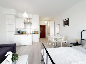 Appartamento bianco con letto e cucina. di 2026 Apartament Golden Treasure V a Władysławowo