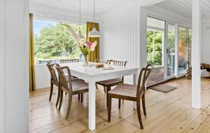 VejbyにあるLovely Home In Vejby With Kitchenの白いテーブルと椅子のある白いダイニングルーム