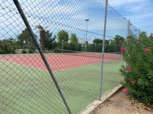 una valla de cadena en una pista de tenis en Casa vacanze Li Marini, en Lido Marini