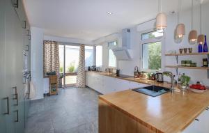 Η κουζίνα ή μικρή κουζίνα στο Lovely Home In Thonon Les Bains With Sauna