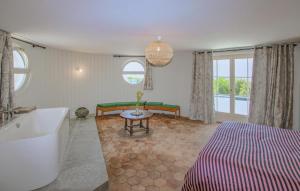 Ένα ή περισσότερα κρεβάτια σε δωμάτιο στο Lovely Home In Thonon Les Bains With Sauna